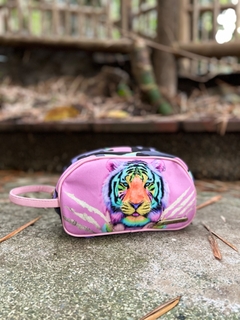 CARTUCHERA O BOLSO DE MANO TIGRE ARCOÍRIS