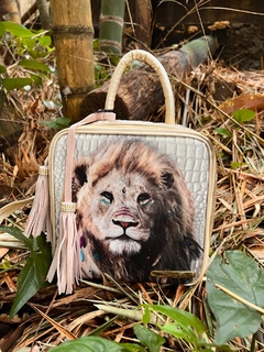 BOLSO CUADRADO LEON DORADO GAIA en internet