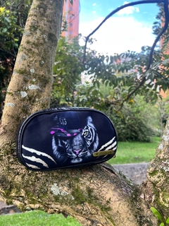 RIÑONERA NEGRA TIGRE DE PODER RÚSTICO on internet