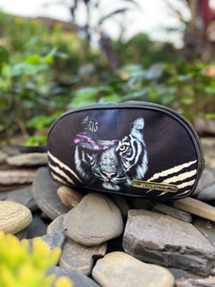 CARTUCHERA/BOLSO DE MANO TIGRE CAMUFLADO NEGRO - ALMAMOR