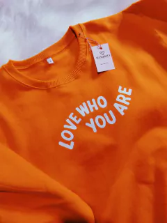 BUZO LOVE WHO YOU ARE - comprar online