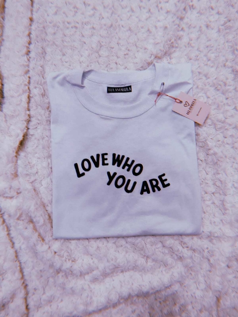 Remera LOVE WHO LOVE ARE