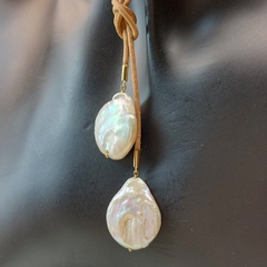 Gargantilha com Pérolas Barrocas, ouro 18k e Couro Natural - comprar online