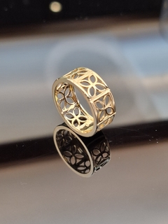 Anel em ouro 18k modelo Quatro Folhas da coleção Cobogó