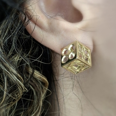 Brincos em ouro 18k modelo Meio Cubo da coleção Cobogó