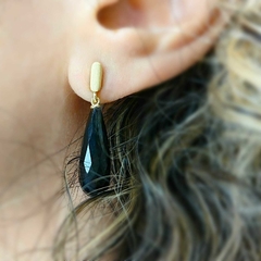 Brinco de Ônix e ouro 18k
