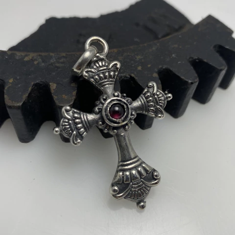 Dije Cruz con granate - comprar online