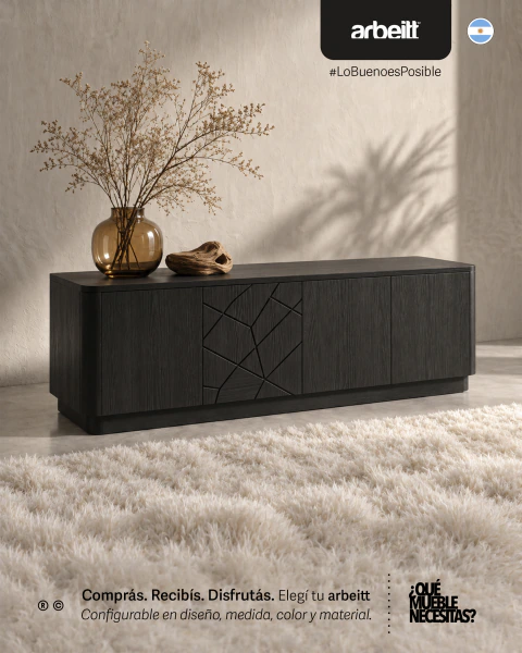 Rack de TV consola arbeitt Alcorta negro con diseño moderno y detalles geométricos en la puerta, decorado con un florero marrón y una pieza decorativa de madera.