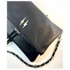 Bandolera y Sobre Rayo. Cartera de cuero con solapa y cadena - comprar online