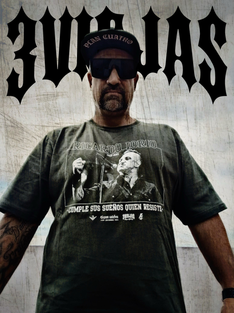 Remera "Cumple sus sueños quien resiste" - comprar online