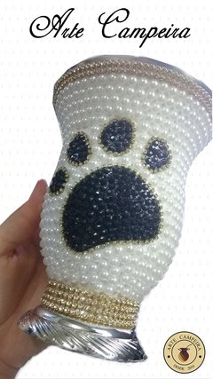 Cuia de porongo decorada em pérolas modelo pata dog