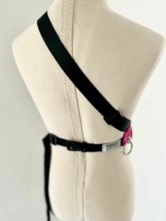 pechera fucsia deportiva con puas therapy - fire walk with me