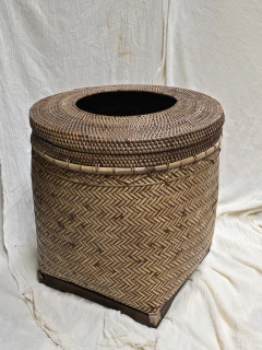 BAM058 Cesto papelero de ratan y bambu con tapa y agujero - comprar online