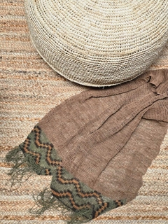 FIB020-Camino/Chal Chaguar marron y verde con guarda y flecos 1,70x44cm