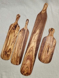 MAO09-Tabla de olivo alargada con manija 77x11cm