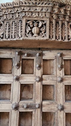 PUE015- Puerta antigua de India labrada 1,90mx2,77m- 18,50cm de ancho en la base 10cm de espesor. - Mirador