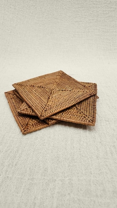 RRR213- Posa fuente de ratan Halus 15x15cm