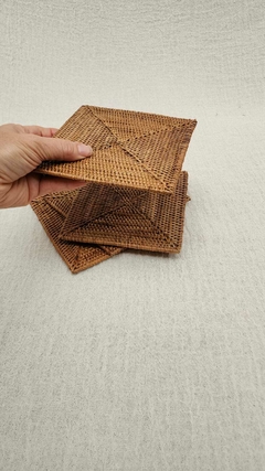 RRR213- Posa fuente de ratan Halus 15x15cm - comprar online