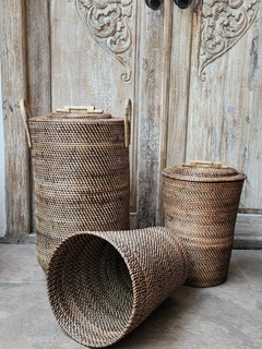 RRR473- Cesto conico de ratan con tapa 30cm x40cmh - comprar online