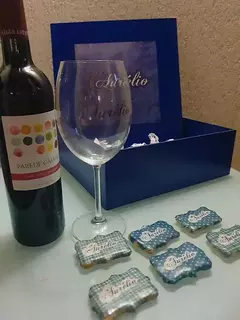 Box vinho, taça de cristal e amanteigados personalizados - CESTA NA CAIXA - Café da manhã/brunch, platters e outros