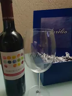 Imagem do Box vinho, taça de cristal e amanteigados personalizados