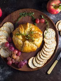 Brie en coûtre folhado na caixa 2 a 4 pessoas - CESTA NA CAIXA - Café da manhã/brunch, platters e outros