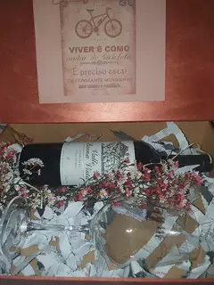 kit vinho com taça de cristal personalizada. - comprar online