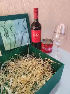 kit vinho com taça de cristal personalizada. - CESTA NA CAIXA - Café da manhã/brunch, platters e outros