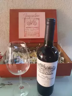 kit vinho com taça de cristal personalizada. na internet