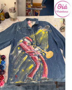 Camisa de Jean pintada a mano con músico de Jazz, trompeta saxo metatron y runa Laf XL Oiá Vaimbora en internet