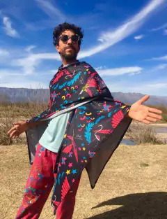 Ruana Ágora negro colibríes - comprar online