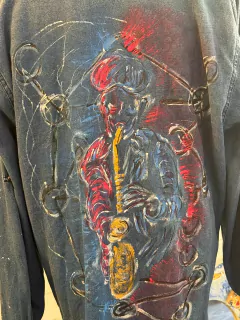 Imagen de Camisa de Jean pintada a mano con músico de Jazz, trompeta saxo metatron y runa Laf XL Oiá Vaimbora
