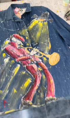 Camisa de Jean pintada a mano con músico de Jazz, trompeta saxo metatron y runa Laf XL Oiá Vaimbora - tienda online