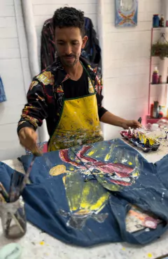 Camisa de Jean pintada a mano con músico de Jazz, trompeta saxo metatron y runa Laf XL Oiá Vaimbora - Oiá Vaimbora