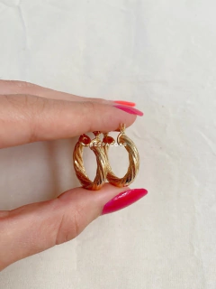 Argola vintage torcida dourada - comprar online