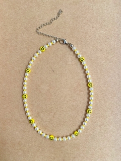 colar smile com perolas e micangas amarela