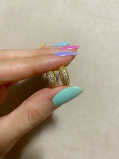 Argola grossa cravejada folheada a ouro 18k 