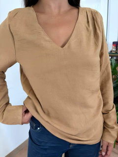 Camisa con tres tablas en hombro en internet