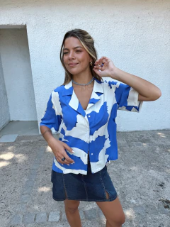 Camisa con solapa estampada