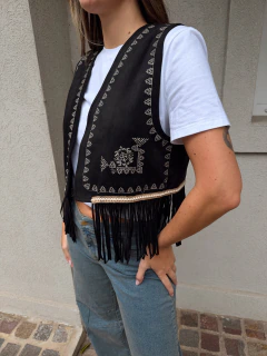 Chaleco boho con bordados y flecos
