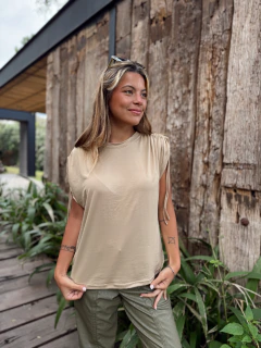 Remera con tiras al hombro
