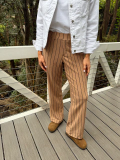 Pantalón calza recto rayado