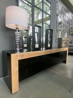 RACK DE TV NEGRO CON MARCA DE MADERA