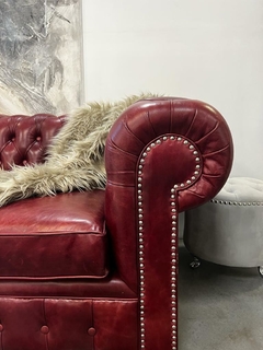 SILLON CHESTER CUERO 3 CUERPOS BORDÓ - Le Chateau Diseño