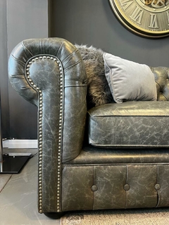 SILLON CHESTER CUERO 3 CUERPOS BORDÓ - Le Chateau Diseño