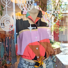 Camisa sin manga estampada