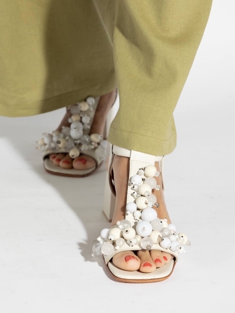 Sandalia confeccionada en cuero y diseño exclusivo con burbujas, perlas y cuentas bordadas a mano, 100% trabajo artesanal.