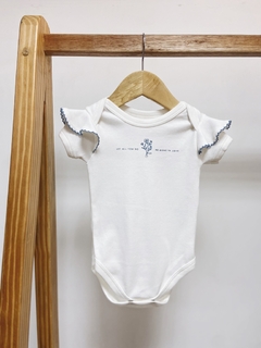 Pronta entrega - Body manga curta babado detalhe em picueta azul vintage estampa LET ALL YOU DO BE DONE IN LOVE na internet