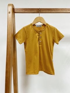 Pronta entrega - Camiseta manga curta botões madeira natural mostarda