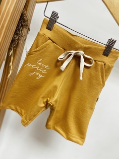 Pronta entrega - bermuda jogger moletinho mostarda escrita
